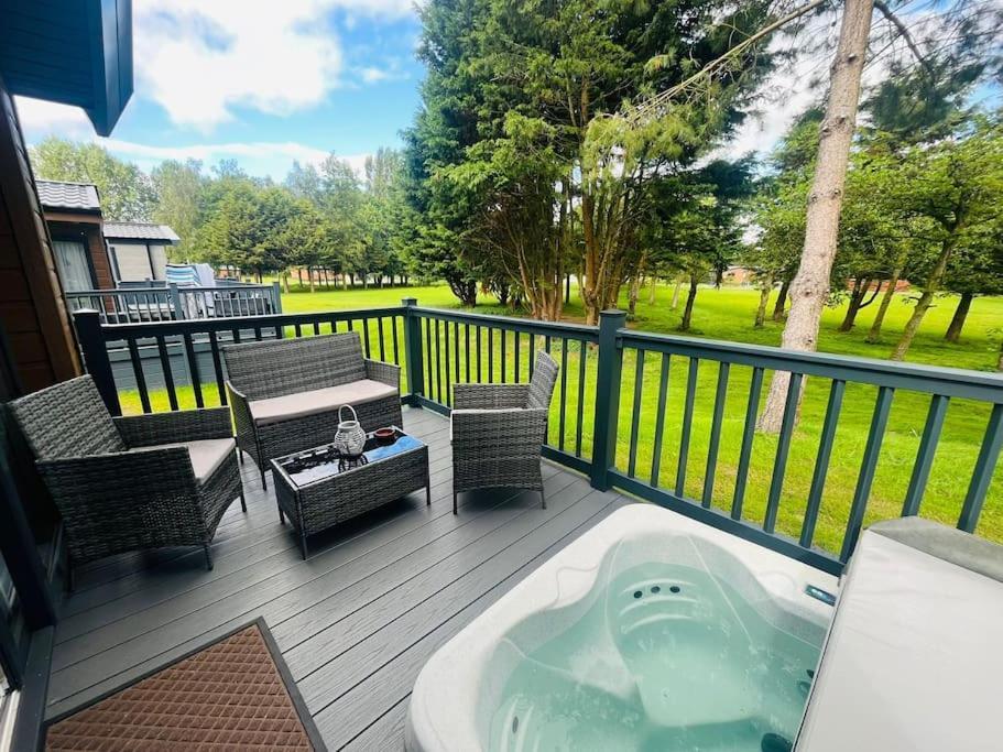 Hideaway Retreat With Hot Tub Villa York Exterior photo